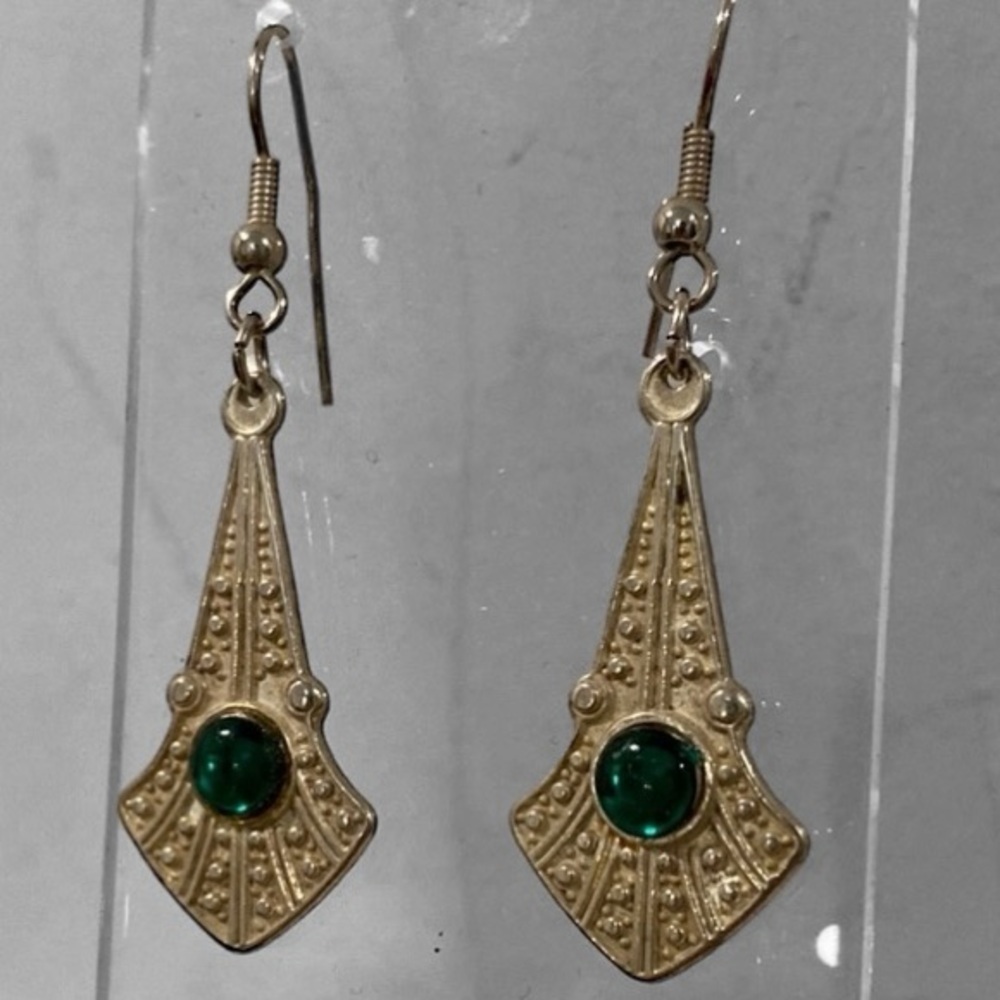 Vintage Boho Green Gemstone Dangle Earrings – Silver Tone Art Deco Drop Style
